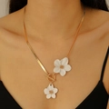 Élégant collier chaîne serpent dorée avec pendentifs fleurs blanches et fermoir OT chic - Collier Fleurs Blanches (Or KC G-420)