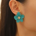 Élégantes boucles d'oreilles fleurs bleu tiffany avec centres dorés sur mannequin - Boucles d'oreilles clous pétales bleus (Grand cœur de fleur en or KC)