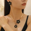 Elegante conjunto de joyas doradas con colgantes de flores negras y pendientes a juego - Juego de 2 Piezas de Flores Negras (Pendientes+Collar)