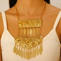 Ethno-Boho mehrlagige goldene Statement-Halskette mit Blattanhängern am Modell - Goldene Mehrlagige Blatt-Quastenhalskette (2346)