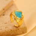 Detail van een 18k vergulde verstelbare ring met blauw emaille en lavatextuur afwerking - Turquoise Zandtextuur (M-180)