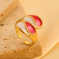 Detail van een 18k vergulde verstelbare ring met emaille op een stenen textuur - Rood-Witte Kunstvorm (8609)