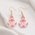 Détail macro des boucles d'oreilles ancre ruban rose avec finition dorée et émail - Boucles d'Oreilles Ancre en Alliage Doré (9856) / Or