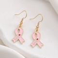 Vue détaillée de boucles d'oreilles ruban rose avec gravure dorée LOVE et petit cœur rouge - Boucles d'Oreilles Pendantes Ruban LOVE Doré (11229) / Or