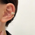 Earcuff de estrella dorada con circonitas y cadena colgante de diseño elegante - Estilo de Cadena Estrellada (X423)