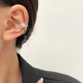 Pendiente de clip estrella plateada con circonitas y cadena colgante fina - Estilo de Cadena Estrellada (X422)
