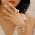 Elegante set di gioielli a fiore dorato con anello e bracciale rigido aperto coordinati - Bracciale + Anello / Rosa