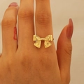 Eleganter goldener Ring in Schleifenform mit glänzendem Finish an der Hand - Goldener Schleifenstil (Ring)(5043)