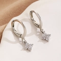 Vista macro di un ciondolo a fiore in zircone su orecchini d'argento e la sua brillantezza - Argento (WG-0654)