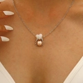 Detalle del colgante de cangrejo plateado con piedra de corazón y perla rosa redonda - Collar de Perlas Artificiales de Cangrejo Creativo (5922) / Plata Brillante