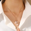 Collier minimaliste doré avec pendentif grappe de perles blanches pour un style chic - Chaîne Fine Dorée Grappe de Perles