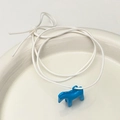 Süße hellblaue Emaille-Pony-Halskette an einer minimalistischen weißen Perlenkette - Seeblau Geflochtener Seilstil