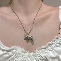 Süße silberne Pony-Anhänger-Halskette mit Perlenkette und Quasten-Fransen an einem Modell - Altsilber Quastenstil
