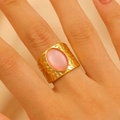 Bague large vintage dorée avec pierre rose ovale et texture martelée femme - Style de Texture Martelée Large (8083)