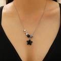 Dettaglio di una collana a catena蛇 Y2K argento con ciondoli a stella e perline miste - Collana a catena a serpente con stella nera e multielementi (Finitura in oro bianco 7036)