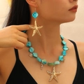 Dettaglio della collana stile oceano con stella marina, conchiglia e perline turchesi - Set a Tema Oceano Blu