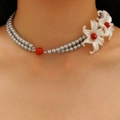 Nahaufnahme der zweilagigen grauen Perlenkette mit weißen Blumenanhängern im Retro-Stil - Graue Künstliche Perle Rote Deko Weiße Große Blume Halskette - Nachbestellung