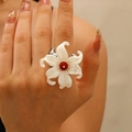Makro-Detail des französischen Vintage Iris-Rings mit perlmuttweißen Blütenblättern und Kern - Großer Weißer Künstliche Perle Glänzender Blumenring - Nachbestellung