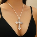Vue détaillée du pendentif croix évidée en argent avec perles blanches sur cordon - Style de Croix de Perle Artificielle Creuse (8902)