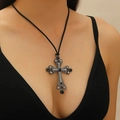 Grand collier croix gothique avec cristaux noirs sur métal argenté vieilli porté par modèle - Style Grande Croix en Strass Gothique (8120)