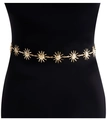 Chaîne de taille dorée élégante pour femme avec maillons soleil sur une robe noire - Kc Or 6151