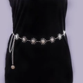 Chaîne de taille argentée avec pendentifs soleil et étoile sur robe noire - Blanc K7911