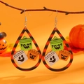 Nahaufnahme von Halloween-Ohrringen aus Holz mit Geistermustern an einem trockenen Zweig - Tropfenstreifen Ausdrücke Stil / Weiß(K1110)