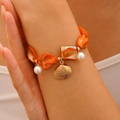 Bracciale estivo con perle di conchiglia arancioni, perle bianche e ciondolo a conchiglia - Bracciale a Tema Oceano Arancione (9509)