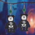 Σκουλαρίκια αρκουδάκι σκελετός για το Halloween με πράσινα κρύσταλλα κρεμασμένα σε κλαδί - Αρκουδάκι Σκελετός Ξύλο με Άγκιστρο