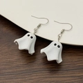 Vue détaillée des boucles d'oreilles fantôme blanches à texture mate et crochets argentés - Boucles d'Oreilles (10 Blanc K7248)