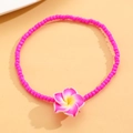 Primer plano de tobillera de cuentas rosas con detalle de flor de plumeria de resina - Púrpura Rosa