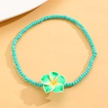 Detalle de la tobillera de cuentas verde azulado con colgante de flor de frangipani - Verde