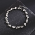 Nahaufnahme eines silbernen Totenkopf-Armbands im Retro-Stil auf dunklem Schiefer - Altsilber Totenkopf Armband (dz-263)