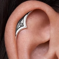 Primo piano dell'orecchino a polsino gotico in argento con nodo celtico e ritaglio geometrico - Orecchini a Clip Traforati Argento Vintage (04 Argento Antico A-1257)