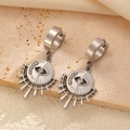 Détail de boucles d'oreilles créoles mauvais œil argentées avec cristaux sur pierre - Style Mauvais Œil Rayon de Soleil Argenté (5111)