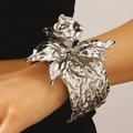 Bracciale a polsino con fiore metallico argento e petali plissettati 3D testurizzati - Bracciale Fiore Grande (6487) / Argento