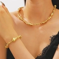 Goldenes Schmuckset mit unregelmäßigem Flüssigmetall-Anhänger, Halskette und Armband - Gold-Schmuckset im Lava-Stil (Halskette und Armband)