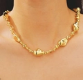 Nahaufnahme der goldenen Halskette mit unregelmäßigen Perlen und poliertem Metall-Finish - Halskette mit organischen geometrischen Perlen (A-962)