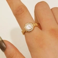 Dettaglio macro dell'anello dorato a forma di orologio con castone di zirconi lucidi - Ottagono (3893) / Oro