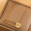 Collar de clip dorado con colgante de margarita y circón sobre joyero de cuero - Estilo de Clip de Margarita (3791) / Dorado