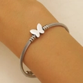 Brazalete plateado con dije de mariposa y diseño de alambre de acero inoxidable torcido - Estilo de Mariposa Plateada (WG-0530)