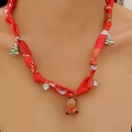Collier en ruban de soie rouge avec pendentifs sapin de Noël, renne et cristaux brillants - Style Sapin de Noël Élan (WG-0557)