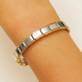 Detail eines zweifarbigen Edelstahlarmbands im italienischen Stil am Handgelenk - 18 Karat Gold + Silberfarbenes Schlichtes Gliedarmband (7073)