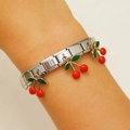 Detail eines Gliederarmbands im italienischen Stil mit drei Kirsch-Anhängern am Handgelenk - Silberfarbenes Kirsch-Anhänger-Armband (WG-0192)