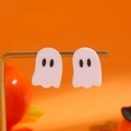Schattige witte acryl spook oorbellen voor Halloween op goudkleurige standaard met oranje - Witte Geest Stijl 1