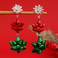 Dreistöckige Weihnachts-Schleifenohrringe in Silber Rot und Grün auf Schmuckständer - Silber Rot Grün Blume