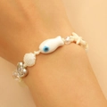 Dettaglio del bracciale estivo con stella marina in ceramica, ciondoli a pesce e perline eye - Bracciale / Placcato in oro bianco bianco WG0-0439
