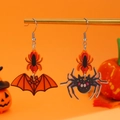Ακρυλικά σκουλαρίκια Halloween με κόκκινη αράχνη και πορτοκαλί νυχτερίδα σε πορτοκαλί φόντο - Ασύμμετρο Νυχτερίδα Αράχνη