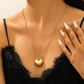 Nahaufnahme der minimalistischen, gebürsteten Goldhalskette mit quadratischem Anhänger - Mattgold Quadratischer Stil (A-866)