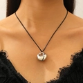 Pendentif géométrique argent poli sur cordon noir vue rapprochée sur le cou d'un modèle - Style Coeur Argent Miroir (A-867)
